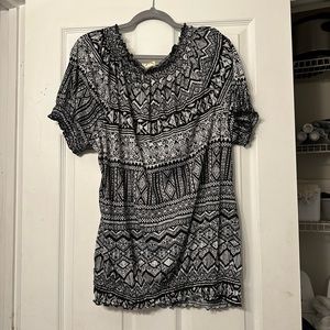 Women’s 1X / 16W shirt sleeve top black and white patterned